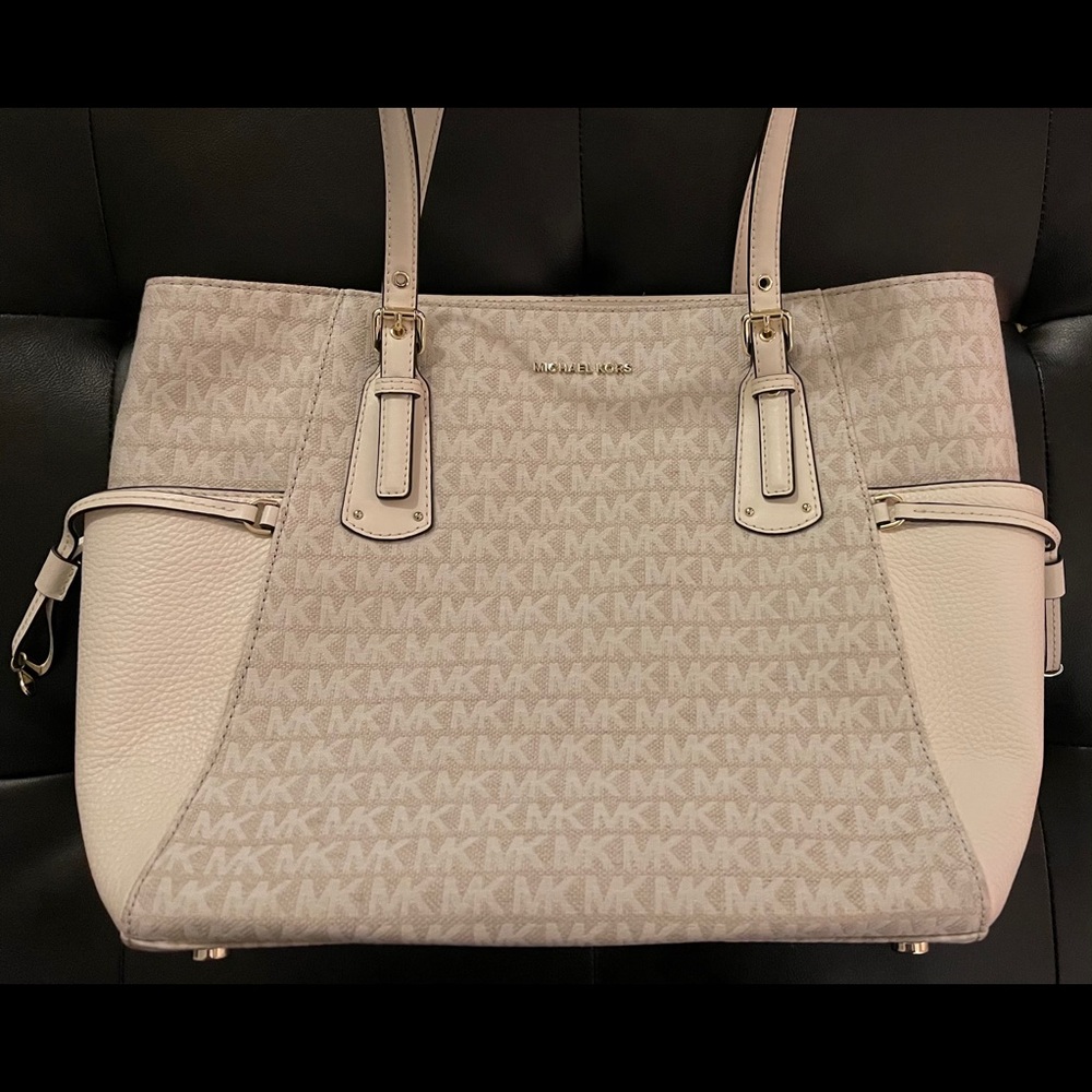 Michael Kors Voyager Shoulder Bag Light Cream